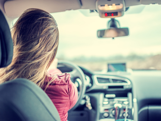 Woman_driving_car